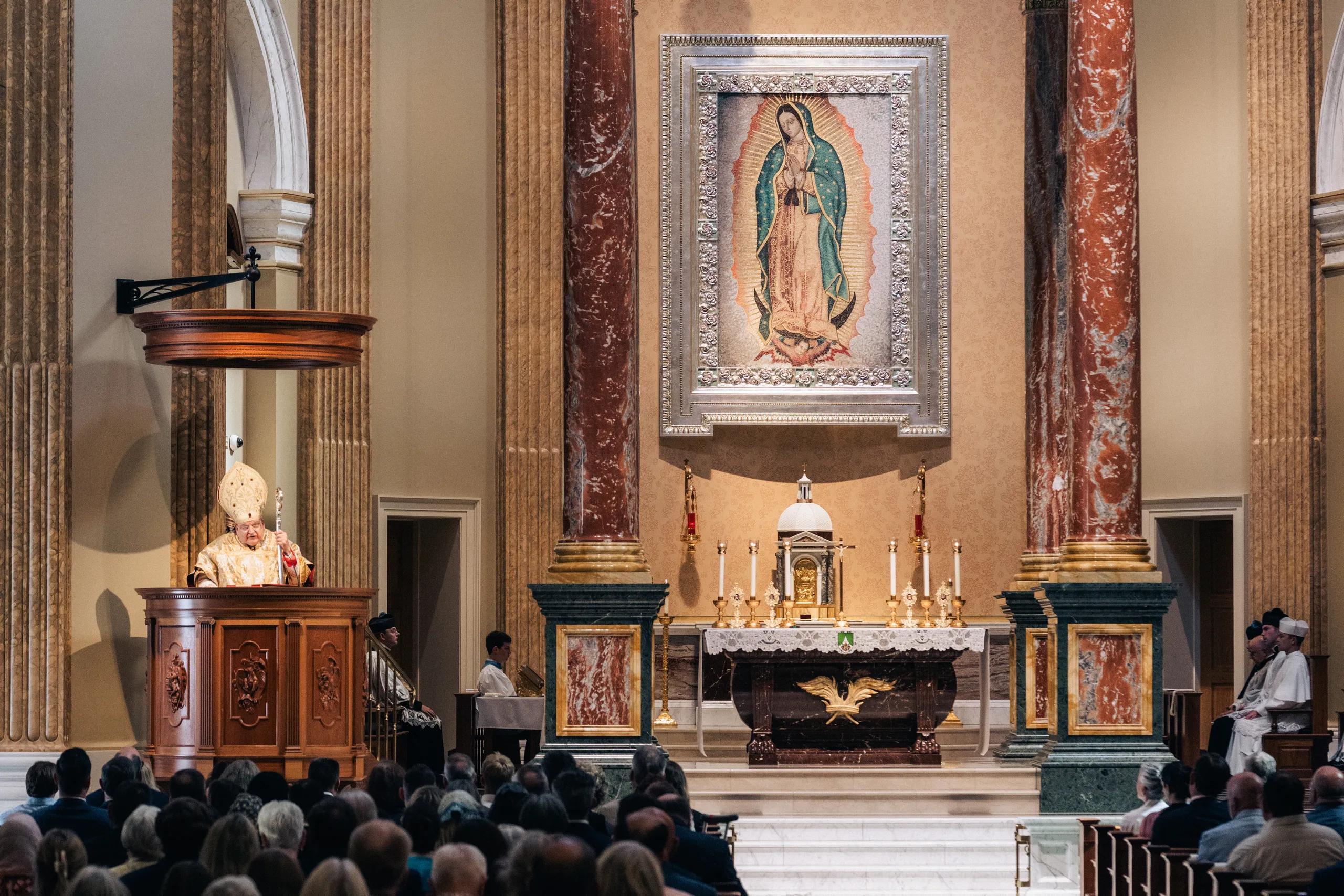 Article image for Cardinal Burke consecrates U.S. to Sacred Heart of Jesus, calls on Catholics to consecrate their homes