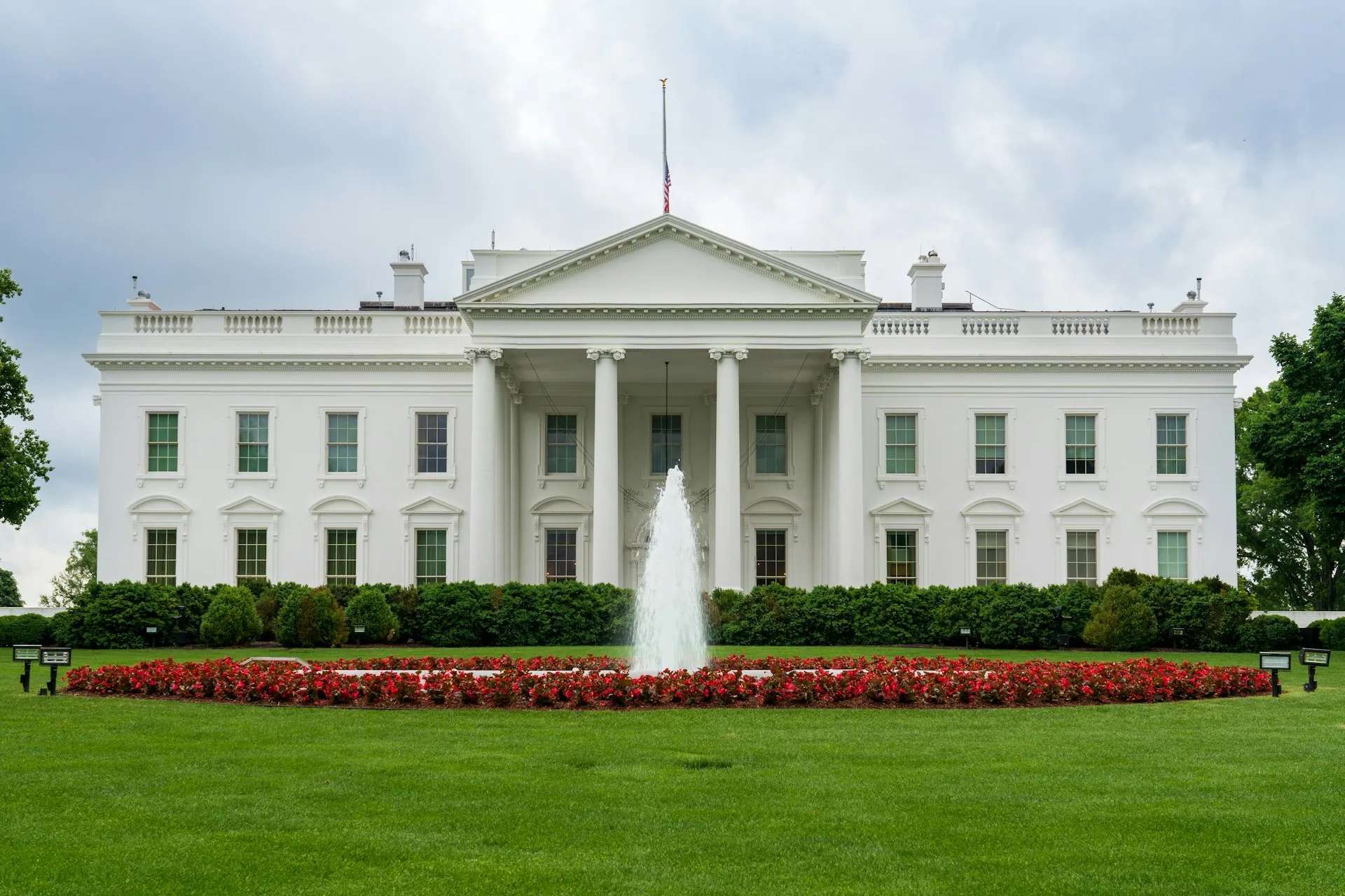 Article image for Suspect killed after firing shots outside White House